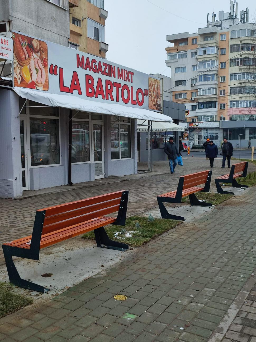 Bănci montate pe dos în stațiile de autobuz din Bacău: "Nu au înțeles că trebuie să aștepte cu spatele la stradă" 875241