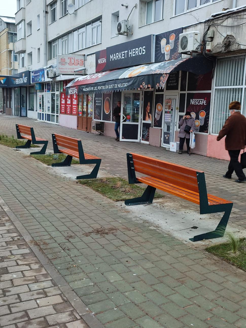 Bănci montate pe dos în stațiile de autobuz din Bacău: "Nu au înțeles că trebuie să aștepte cu spatele la stradă" 875242