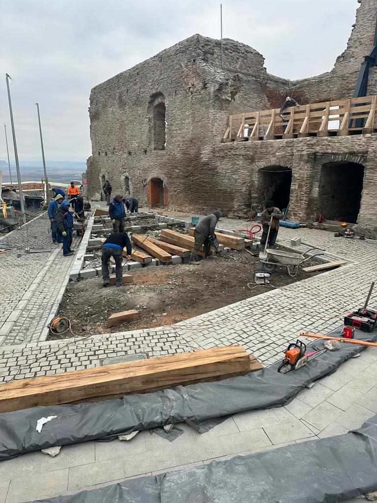 Lucrările de reabilitare de la Cetatea Deva, motiv de scandal. Localnicii spun că e prea modernă: "Este scandalos!" 875199