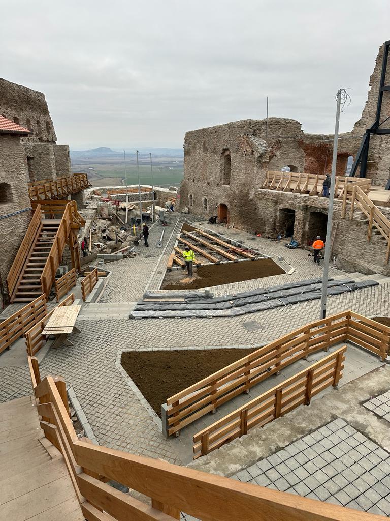 Lucrările de reabilitare de la Cetatea Deva, motiv de scandal. Localnicii spun că e prea modernă: "Este scandalos!" 875200