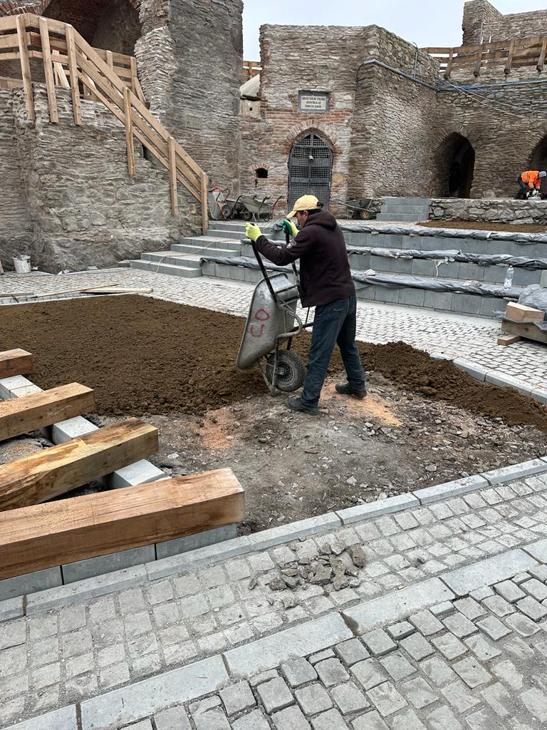 Lucrările de reabilitare de la Cetatea Deva, motiv de scandal. Localnicii spun că e prea modernă: "Este scandalos!" 875201