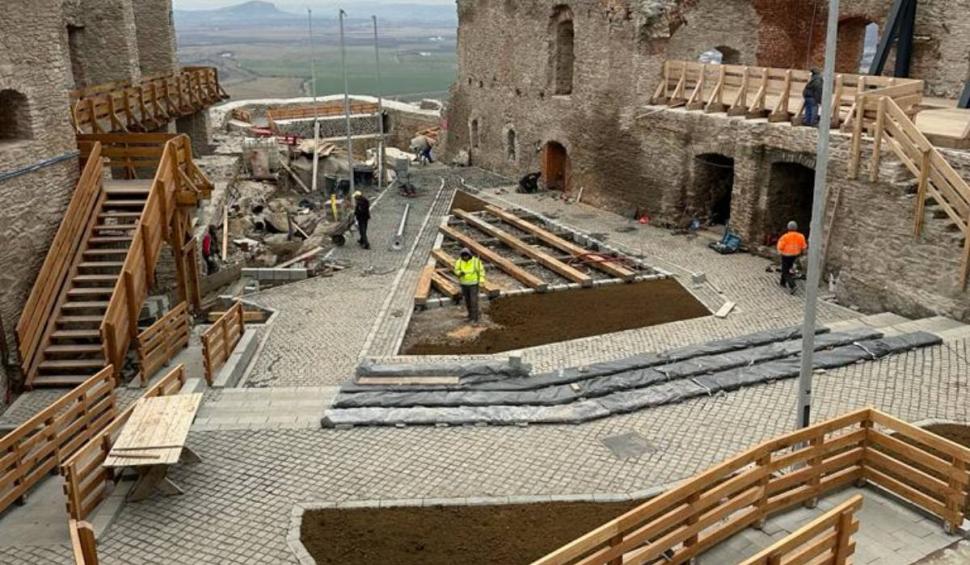 Lucrările de reabilitare de la Cetatea Deva, motiv de scandal. Localnicii spun că e prea modernă: "Este scandalos!" 875202