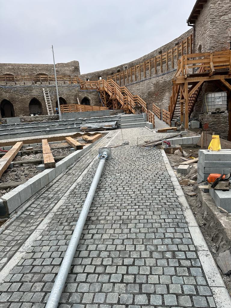 Lucrările de reabilitare de la Cetatea Deva, motiv de scandal. Localnicii spun că e prea modernă: "Este scandalos!" 875203