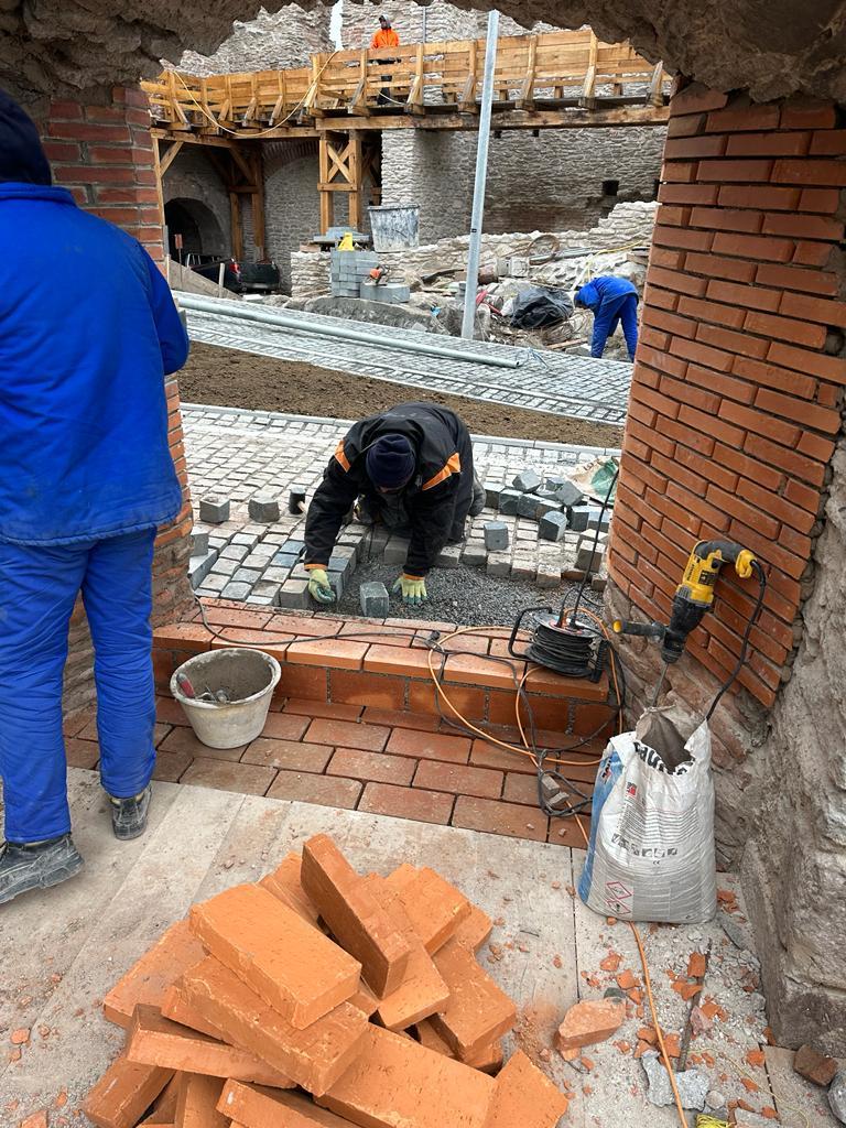 Lucrările de reabilitare de la Cetatea Deva, motiv de scandal. Localnicii spun că e prea modernă: "Este scandalos!" 875205