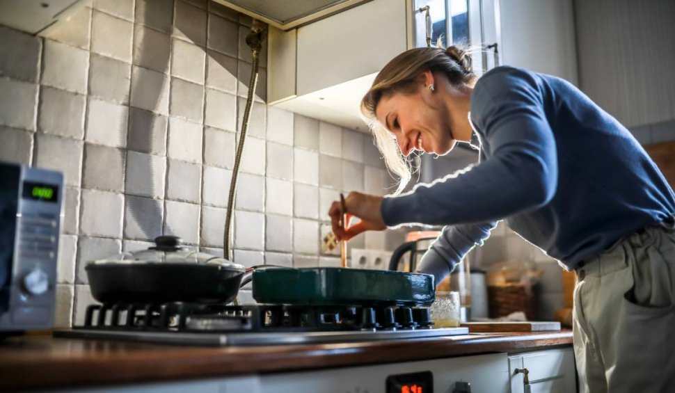 Metoda prin care bucătăresele românce scapă de mirosul de mâncare gătită: "Fac un parfum super în casă"