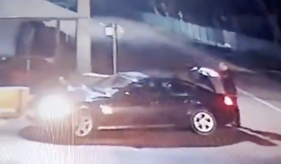 Șofer de BMW, filmat în timp ce fură cartofi din fața unui magazin, în comuna Smeeni din Buzău: "A băgat de 30 de lei motorină și a rămas cu stomacul gol"