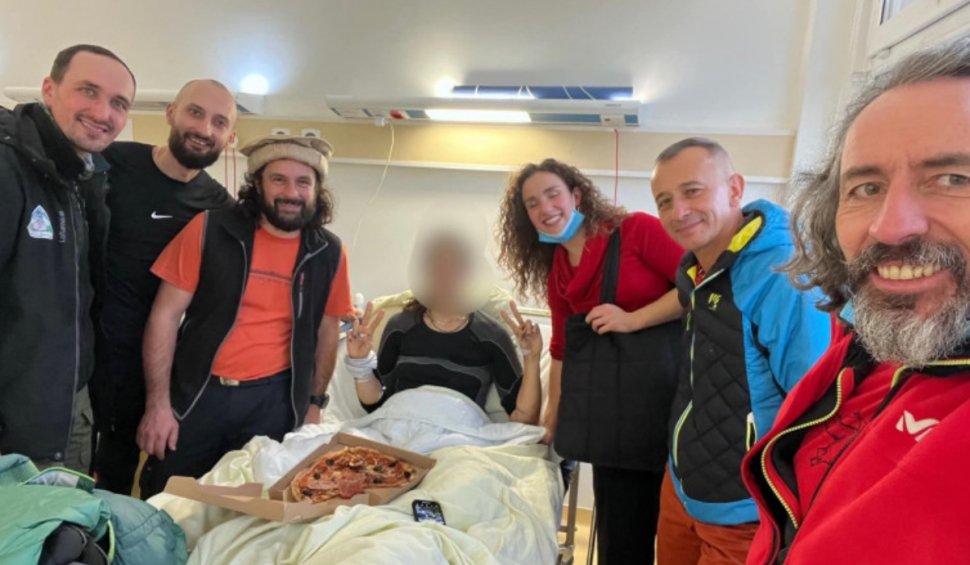 Gest emoționant făcut de Salvamontiștii din Zărnești. Au mers să viziteze la spital o turistă din Mexic, după ce au muncit 16 ore să o salveze de pe munte: ”Și câte o felie de pizza românească”