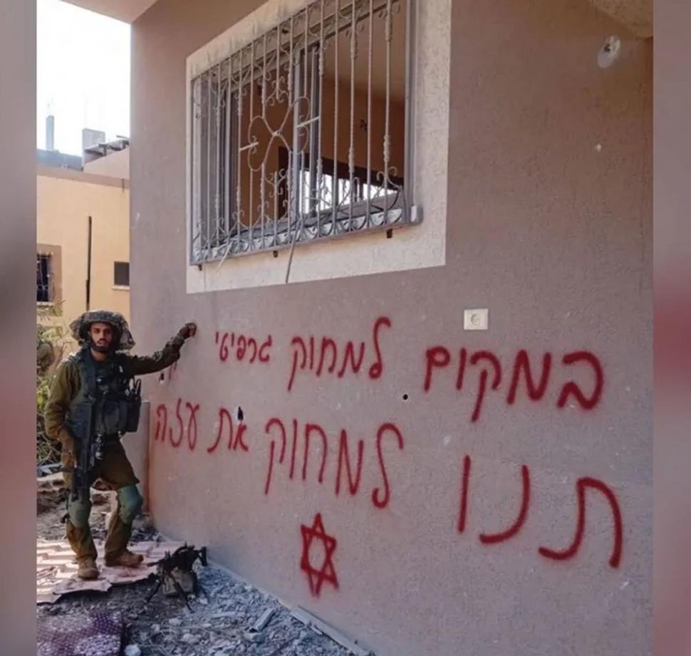 CNN: Soldații israelieni s-au filmat în Gaza în timp ce ard alimente, distrug mașini civile și scriu pe pereți că vor să șteargă enclava de pe fața pământului 875388