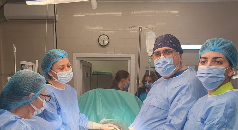 Gravida cu tumoră de 4,5 kilograme, operată la Arad, a născut un băieţel sănătos