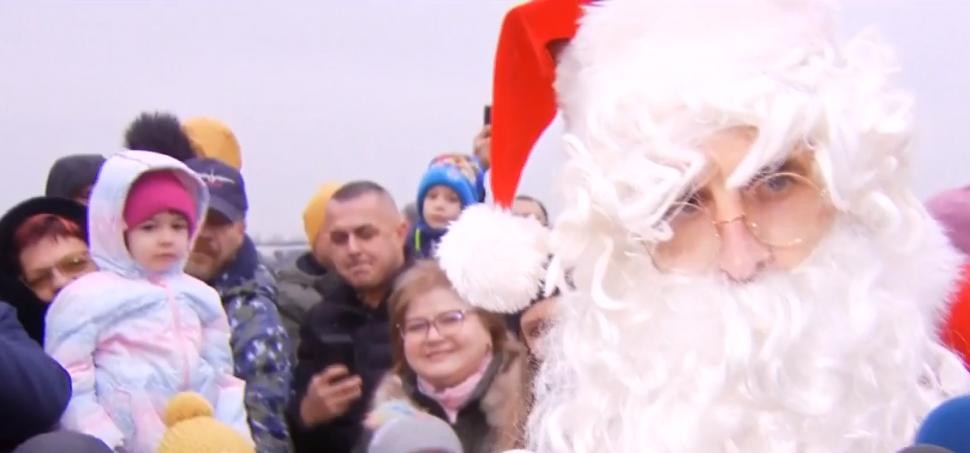 Moş Crăciun a ajuns, cu elicopterul, la Baza Aeriană 90 din Otopeni. Copiii au alergat bucuroși spre aeronavă, să îl întâmpine 875336
