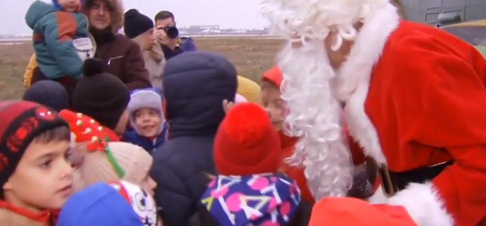 Moş Crăciun a ajuns, cu elicopterul, la Baza Aeriană 90 din Otopeni. Copiii au alergat bucuroși spre aeronavă, să îl întâmpine 875337
