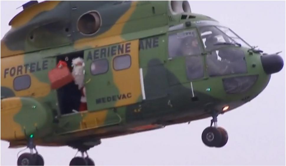 Moş Crăciun a ajuns, cu elicopterul, la Baza Aeriană 90 din Otopeni. Copiii au alergat bucuroși spre aeronavă, să îl întâmpine 875339