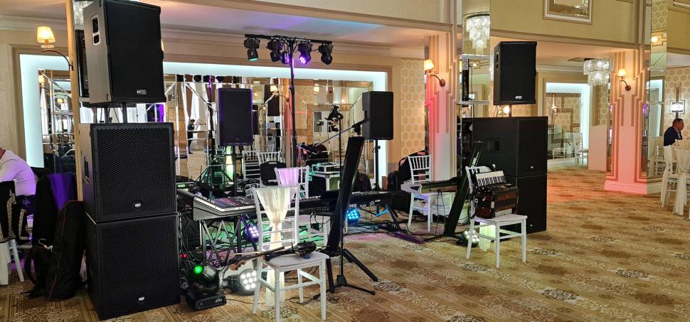 Muzica LIVE, secretul unei petreceri de nuntă magice 875406