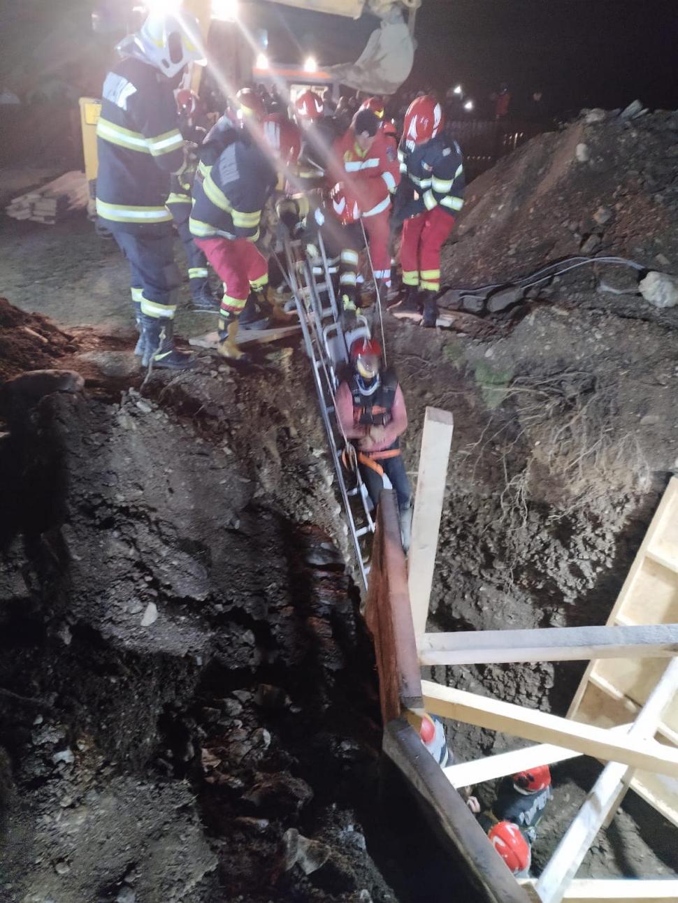 Miracol pentru un bărbat, prins timp de opt ore sub un mal de pământ | Misiune cu succes a pompierilor din Suceava 875592