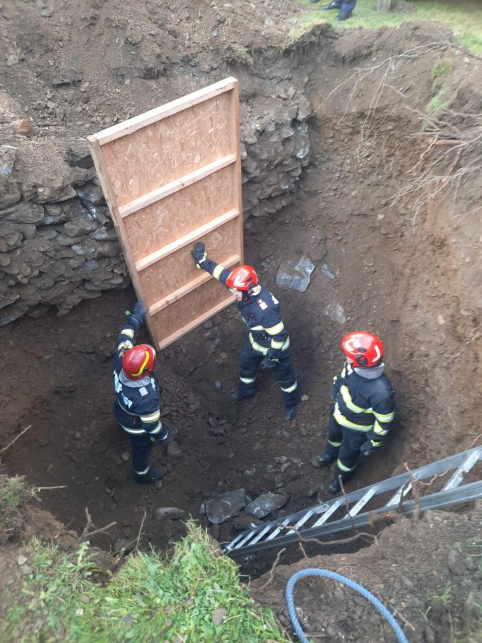 Miracol pentru un bărbat, prins timp de opt ore sub un mal de pământ | Misiune cu succes a pompierilor din Suceava 875593