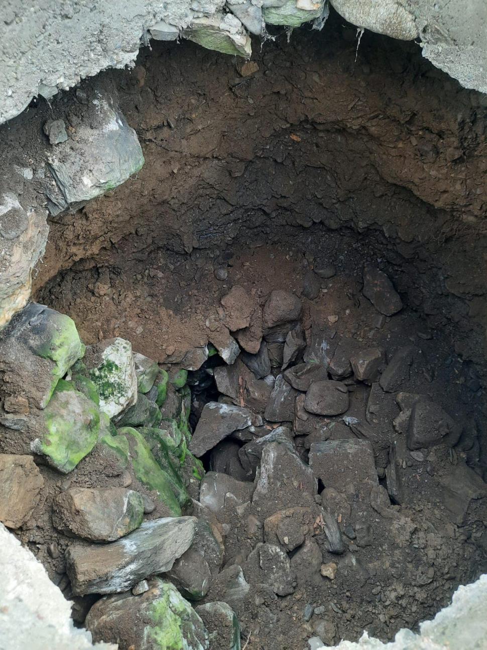 Miracol pentru un bărbat, prins timp de opt ore sub un mal de pământ | Misiune cu succes a pompierilor din Suceava 875594