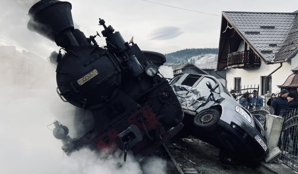 Accident grav în Suceava! Mocănița Huțulca Moldovița a fost răsturnată după impactul cu o mașină | 25 de turiști se aflau în tren