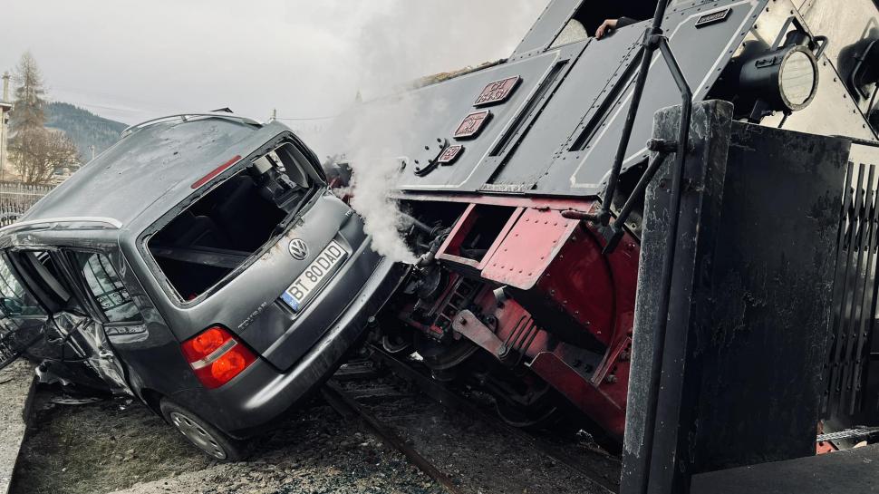 Accident grav în Suceava! Mocănița Huțulca Moldovița a fost răsturnată după impactul cu o mașină | 25 de turiști se aflau în tren 875636