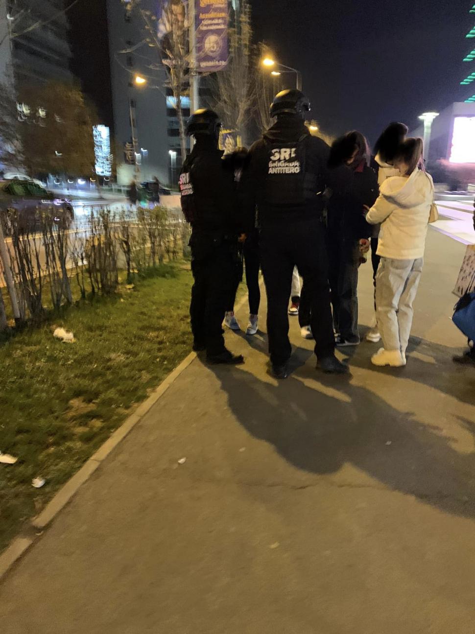 Intervenție a echipelor antitero SRI, la mall Promenada din Bucureşti, după ce un bărbat a amenințat oamenii cu un cuțit: "Au venit mai repede decât livrările de pizza" 875712