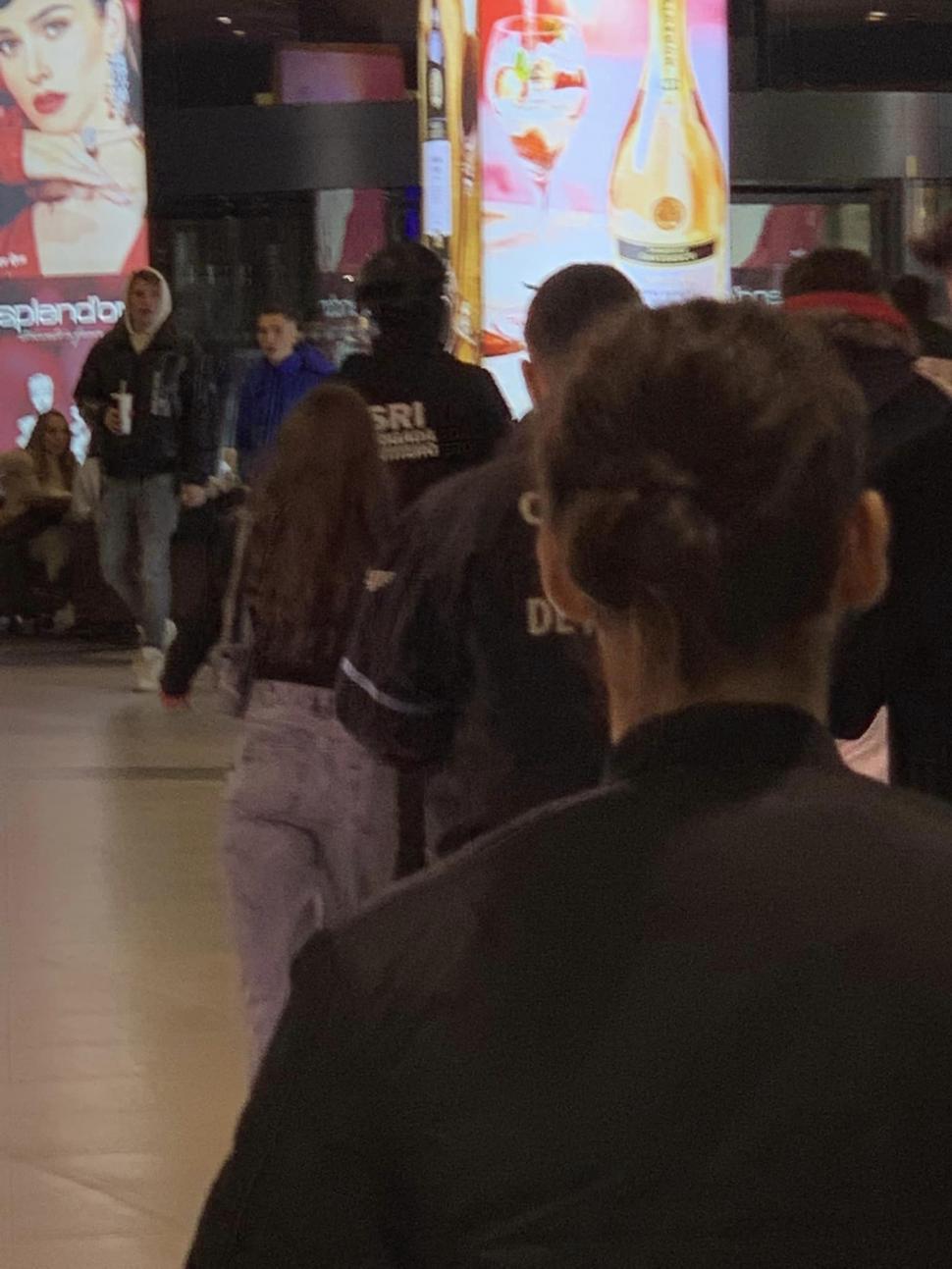 Intervenție a echipelor antitero SRI, la mall Promenada din Bucureşti, după ce un bărbat a amenințat oamenii cu un cuțit: "Au venit mai repede decât livrările de pizza" 875713