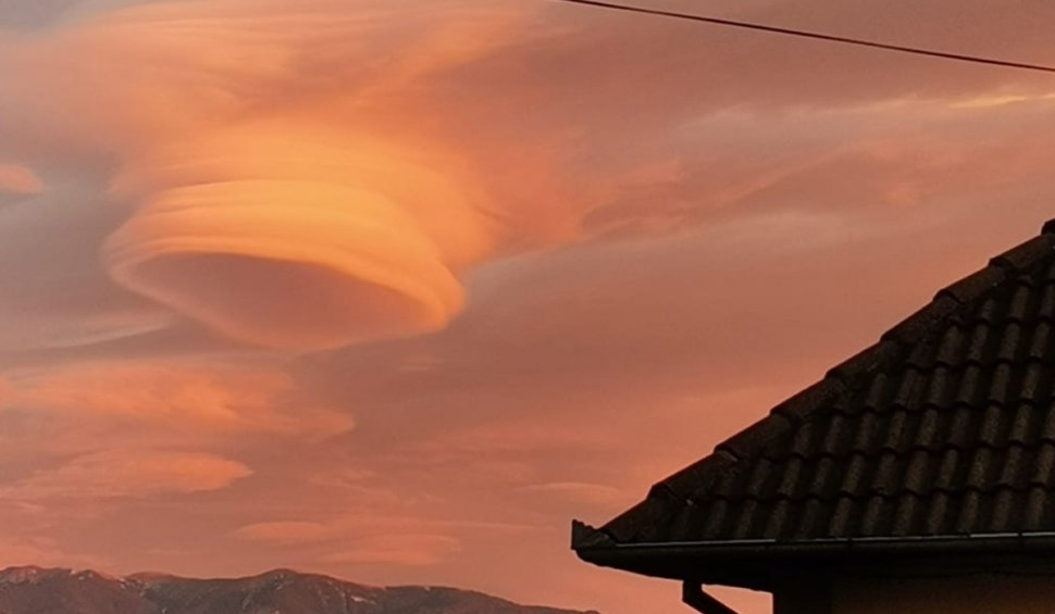 Fenomen spectaculos, surprins pe cerul României, la Câmpulung | Ce este "norul OZN" 
