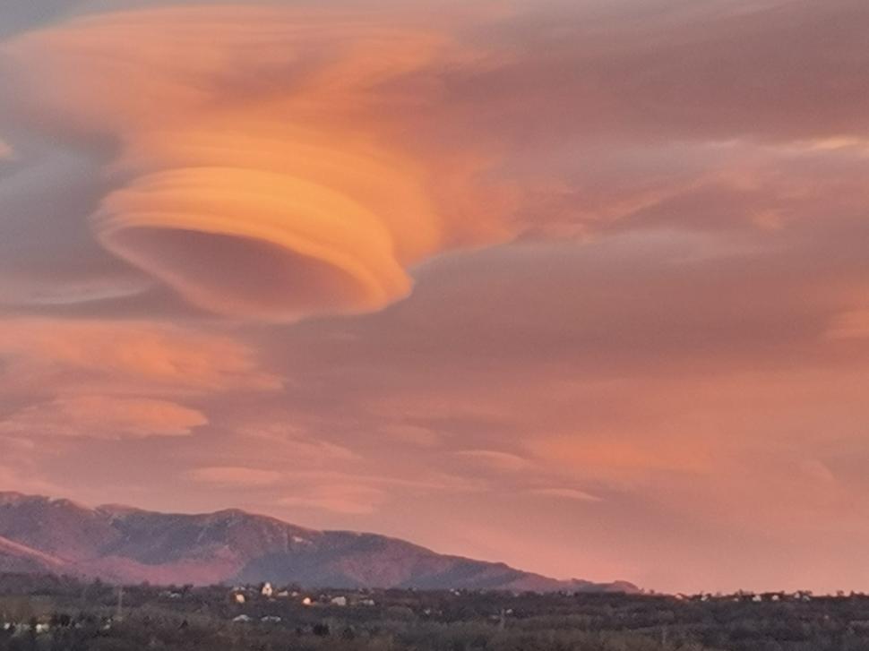 Fenomen spectaculos, surprins pe cerul României, la Câmpulung | Ce este "norul OZN"  875697