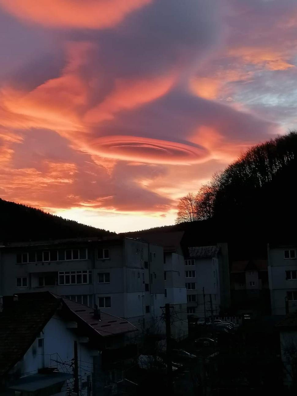 Fenomen spectaculos, surprins pe cerul României, la Câmpulung | Ce este "norul OZN"  875699