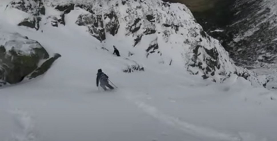 Momentul în care un schior declanșează o avalanșă care îl îngroapă de viu în zăpadă, surprins pe camera de pe cască