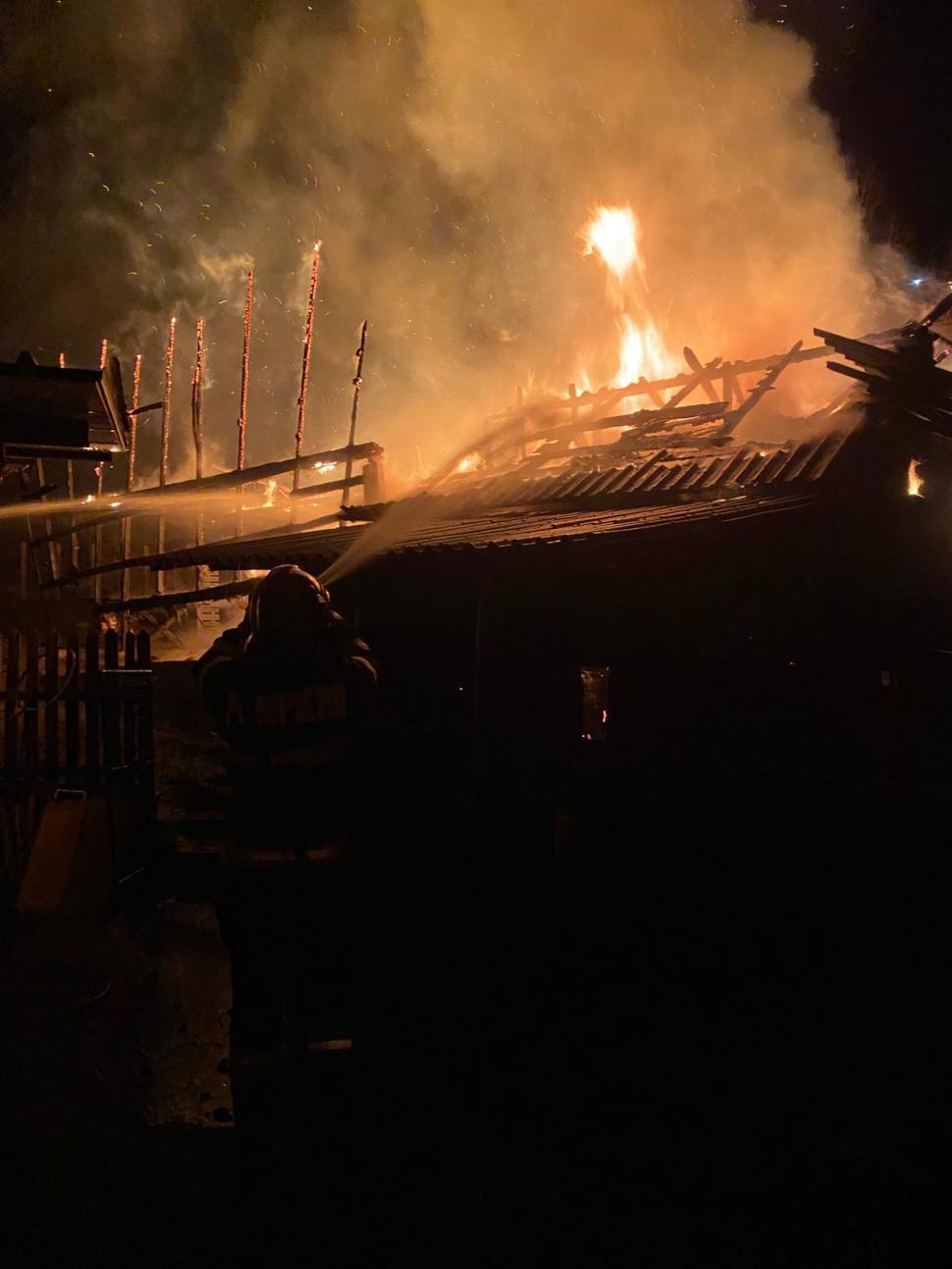 Casă cuprinsă de flăcări, în Dâmbovicioara, judeţul Argeş! Incendiul ar fi pornit de la coşul de fum care era defect 875729