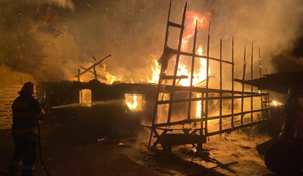 Casă cuprinsă de flăcări, în Dâmbovicioara, judeţul Argeş! Incendiul ar fi pornit de la coşul de fum care era defect