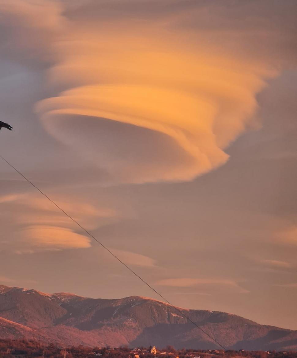 Fenomen spectaculos pe cerul României! "Norul OZN", observat în Câmpulung 875776