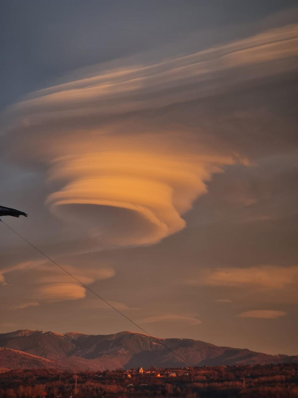 Fenomen spectaculos pe cerul României! "Norul OZN", observat în Câmpulung 875777