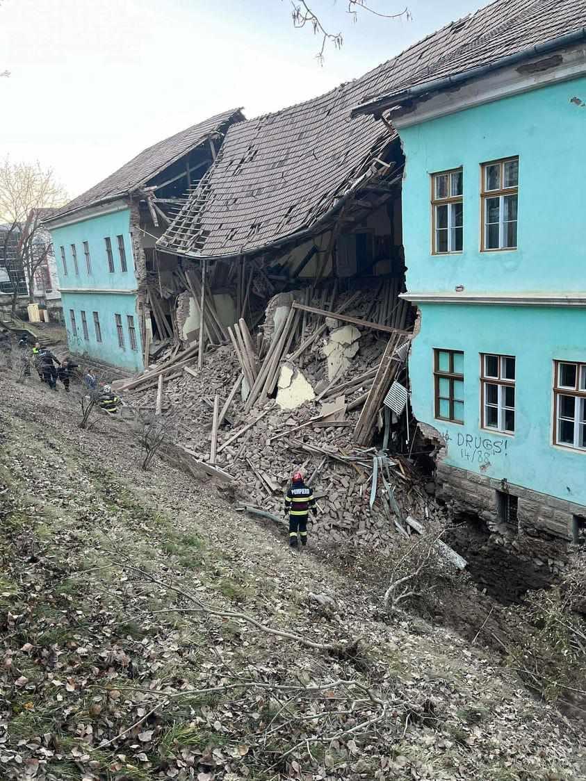 Perete prăbuşit la căminul unui liceu din Odorheiu Secuiesc. Un băiat a murit 875867