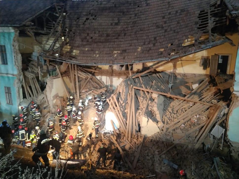 Perete prăbuşit la căminul unui liceu din Odorheiu Secuiesc. Un băiat a murit 875879