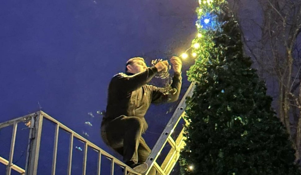 Un primar din Moldova s-a apucat să împodobească singur bradul de Crăciun al comunei. Edilul a primit zeci de reacții pozitive