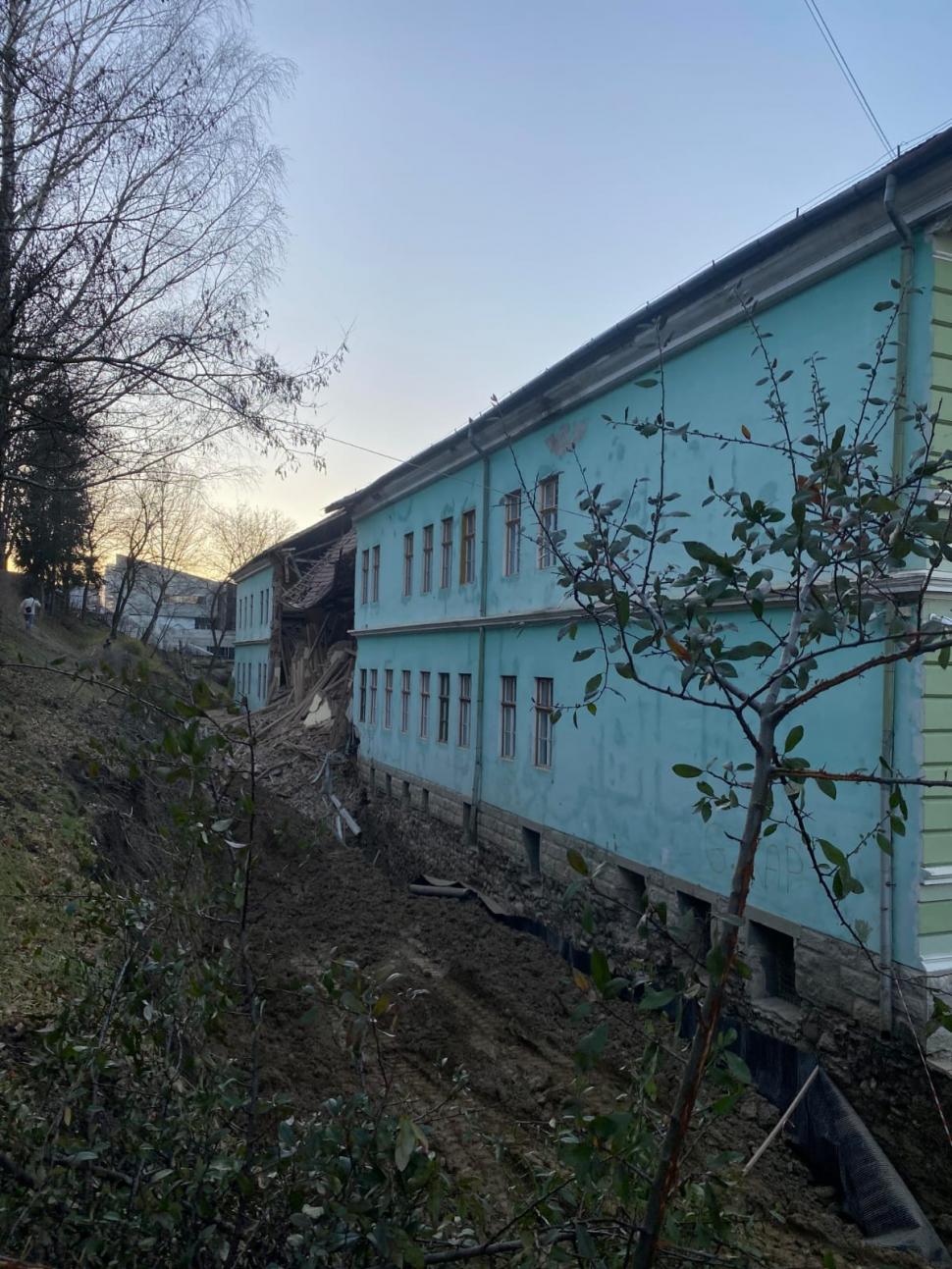 Reprezentanta Primăriei Odorheiu Secuiesc, anunţ important despre lucrarea din curtea internatului prăbuşit 875934