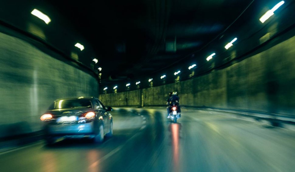 Reguli privind strecurarea bicicliștilor și motocicliștilor printre mașinile din trafic. Ce prevede legea din România