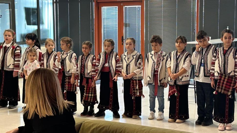 Copiii de la Şcoala Gimnazială nr. 1 Jilava au colindat redacţia Antena 3 CNN 876049