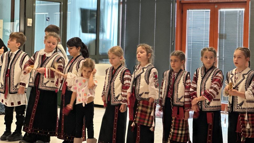 Copiii de la Şcoala Gimnazială nr. 1 Jilava au colindat redacţia Antena 3 CNN 876050