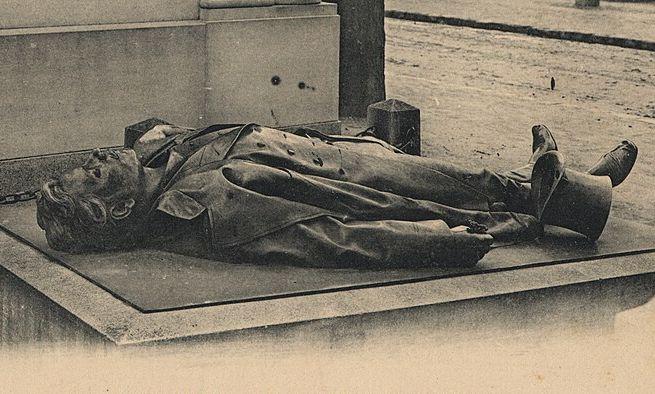 Femeile vin să atingă sub centură statuia unui jurnalist împușcat mortal, în speranța că vor rămâne însărcinate | Originea straniului obicei din Franța 876057