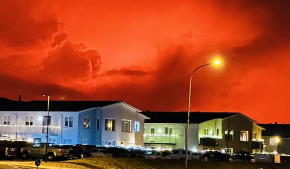 Fenomen terifiant pe cerul Islandei. A devenit roșu după erupția unui vulcan: "Foarte mult fum și aer toxic" 876128