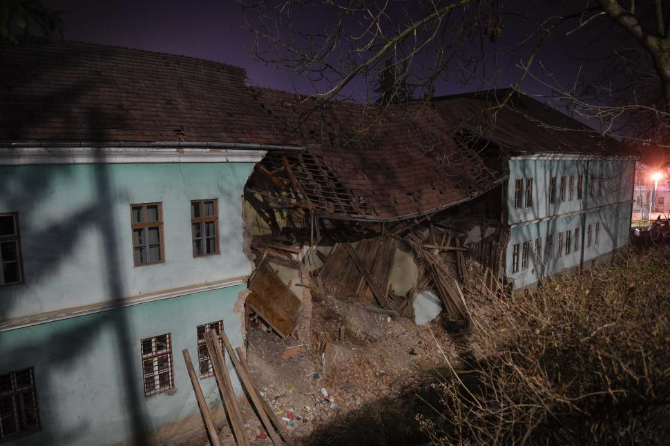 Lanţul de greşeli criminale care a dus la prăbuşirea internatului pe copii. Nu s-a făcut nicio reparaţie la clădire de peste 100 de ani 876098