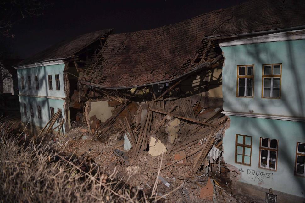 Mărturia exclusivă a patronului firmei care a făcut săpături în faţa internatului, unde un perete s-a prăbuşit: "Ne-am grăbit să terminăm"  875962