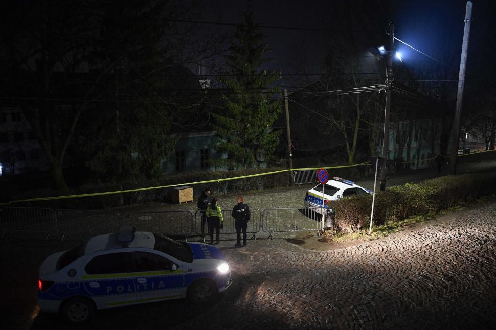 Mărturia exclusivă a patronului firmei care a făcut săpături în faţa internatului, unde un perete s-a prăbuşit: "Ne-am grăbit să terminăm"  875963