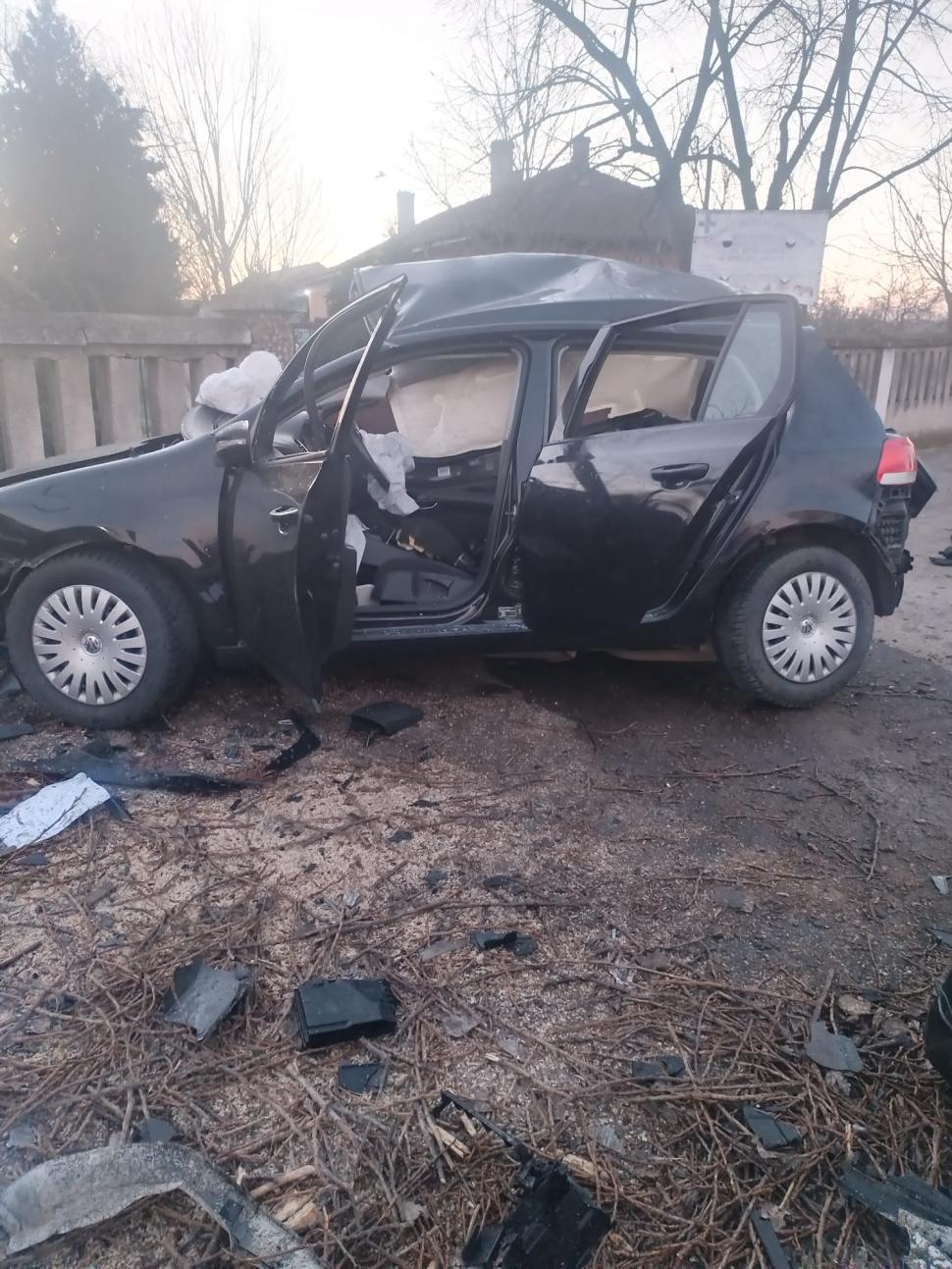 Un tânăr poliţist din Dolj a murit, în drum spre serviciu, după ce s-a izbit cu maşina de un microbuz 876075