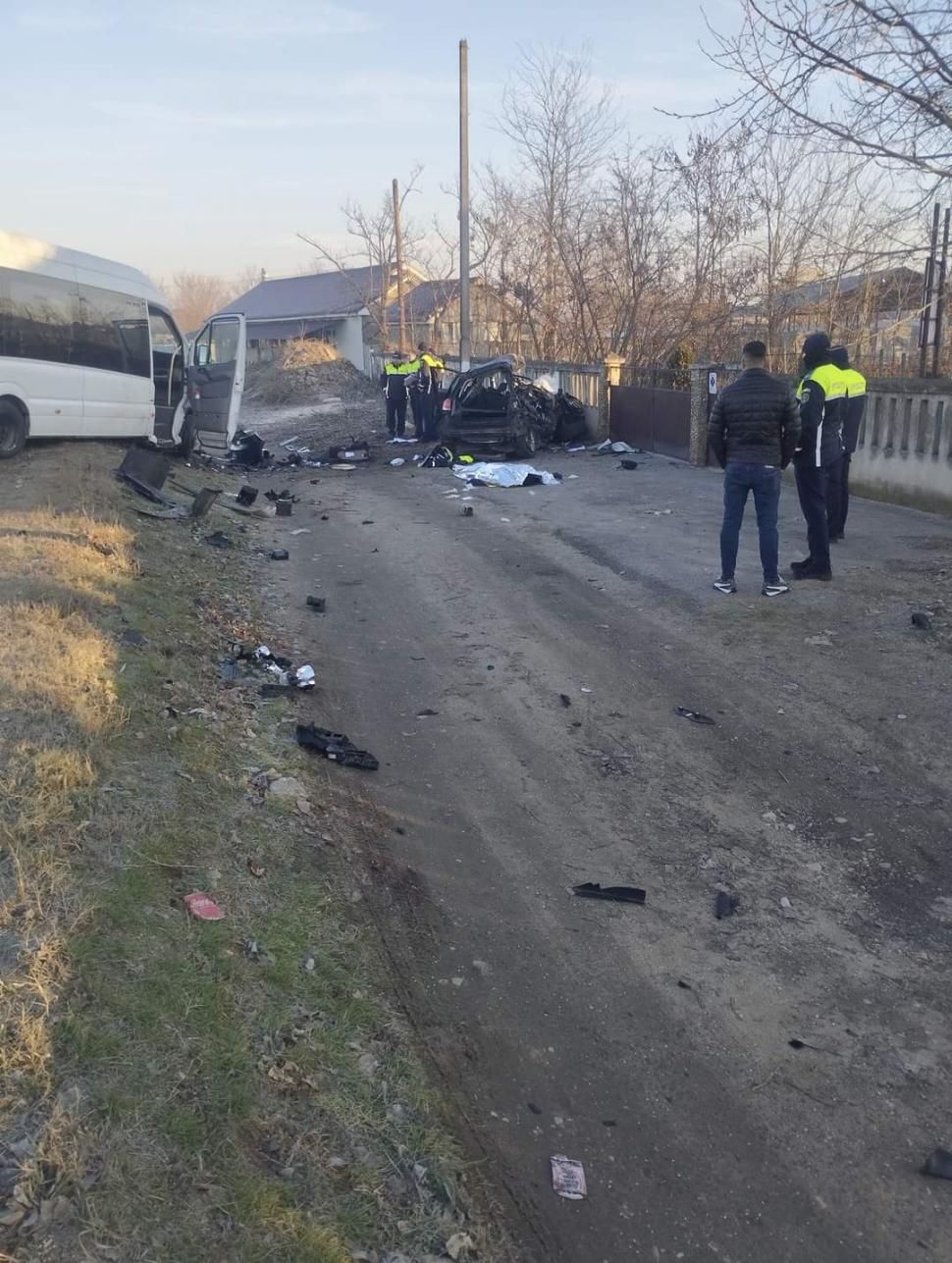 Un tânăr poliţist din Dolj a murit, în drum spre serviciu, după ce s-a izbit cu maşina de un microbuz 876076