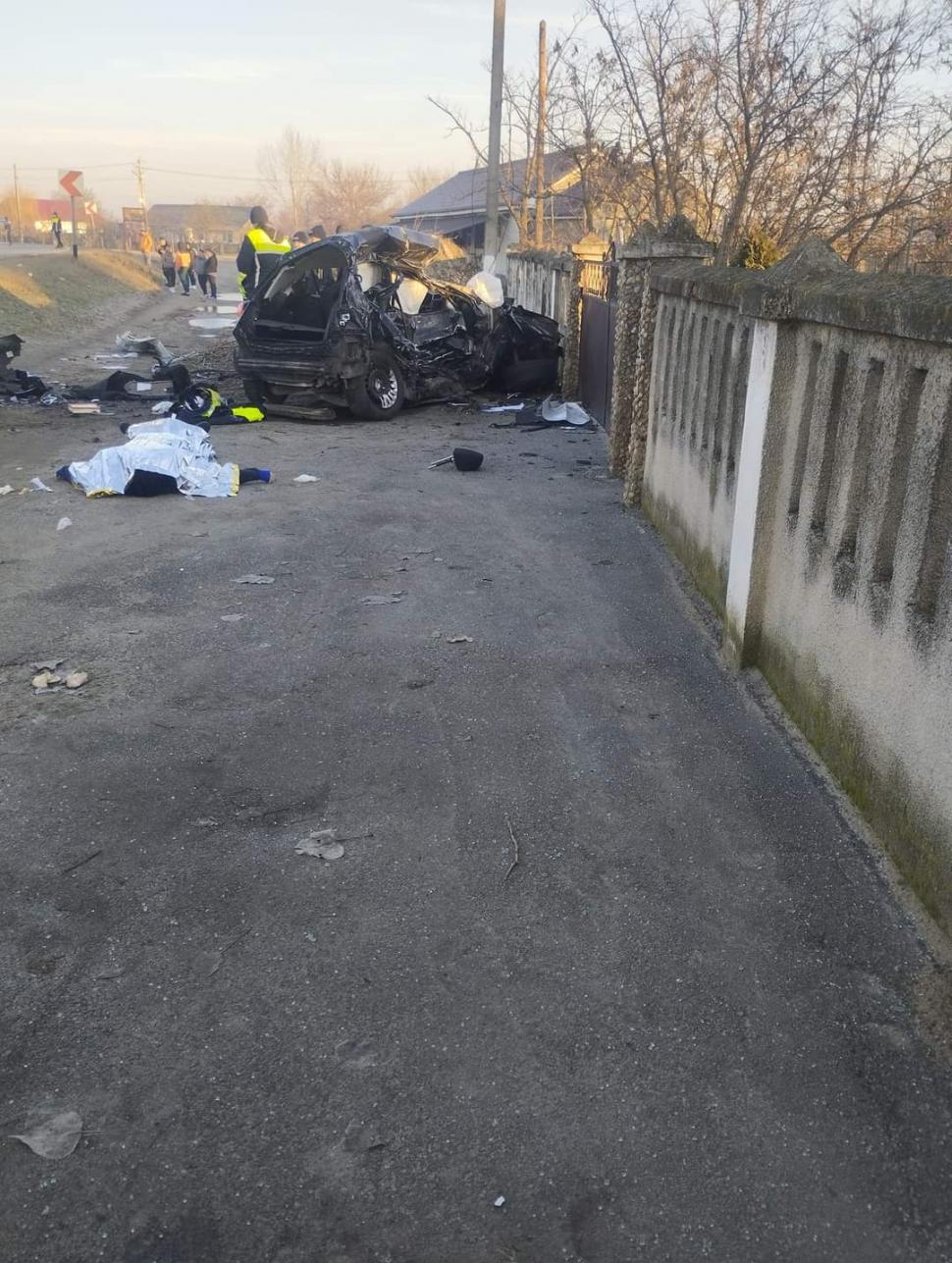 Un tânăr poliţist din Dolj a murit, în drum spre serviciu, după ce s-a izbit cu maşina de un microbuz 876077