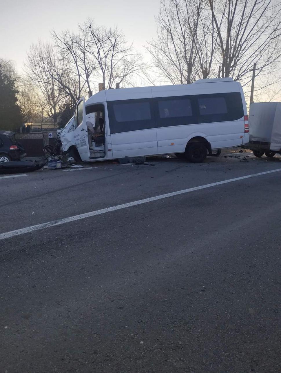 Un tânăr poliţist din Dolj a murit, în drum spre serviciu, după ce s-a izbit cu maşina de un microbuz 876078