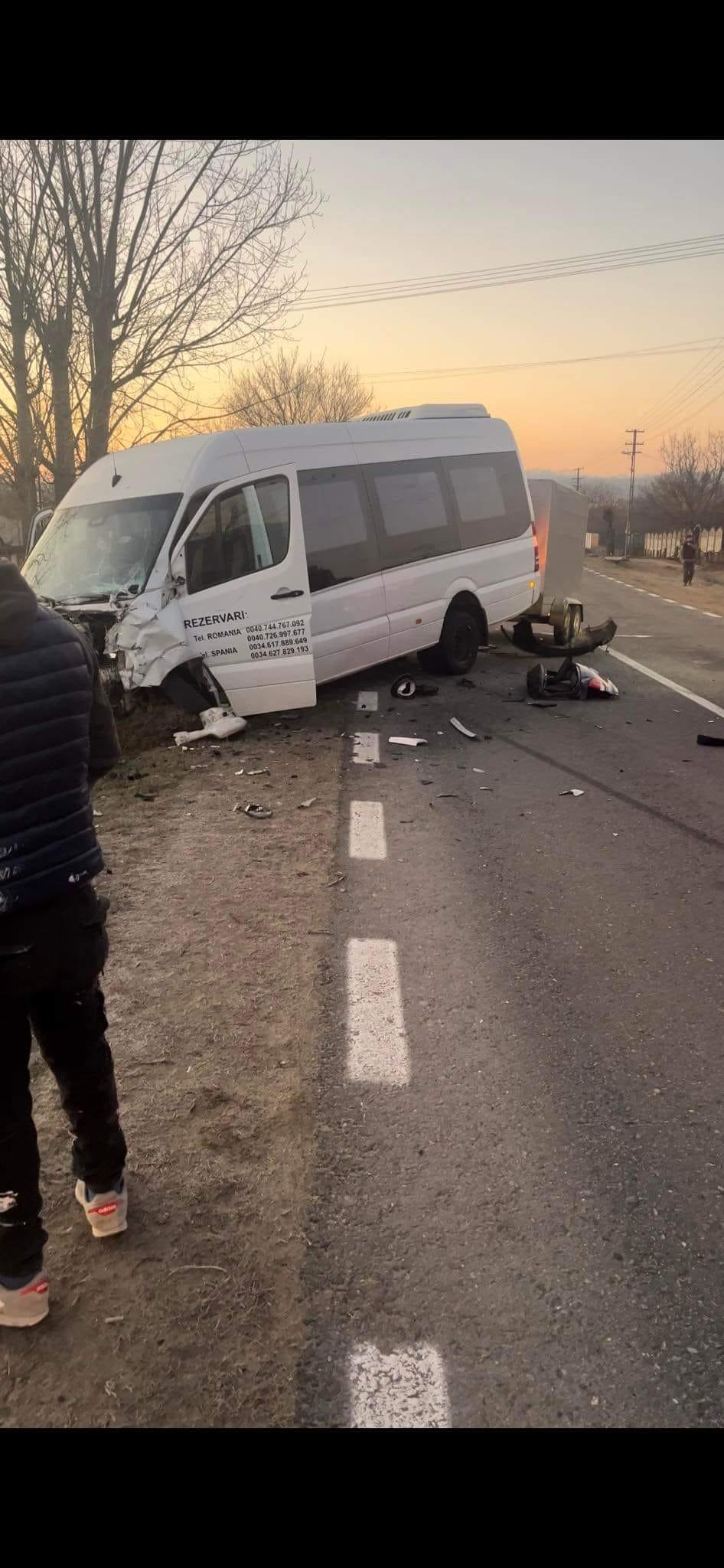 Un tânăr poliţist din Dolj a murit, în drum spre serviciu, după ce s-a izbit cu maşina de un microbuz 876080