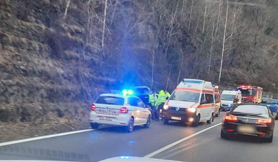 Accident grav pe DN7, în zona OMV Cozia. Trei persoane au fost transportate la spital 876331
